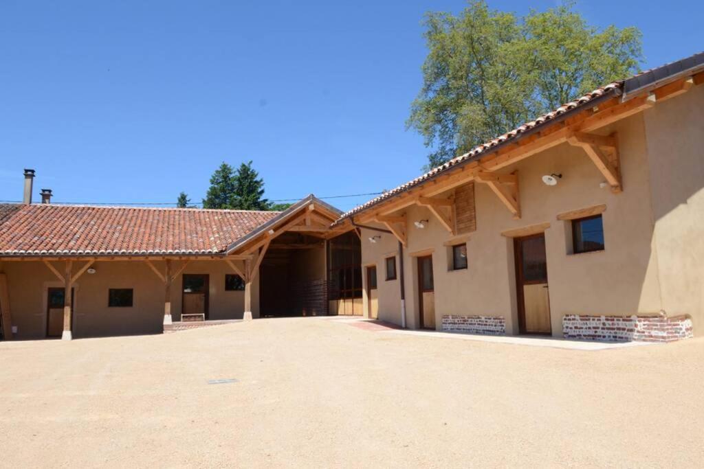 Villa Ancien Haras Refait A Neuf A 3 Km De Vonnas Exterior foto