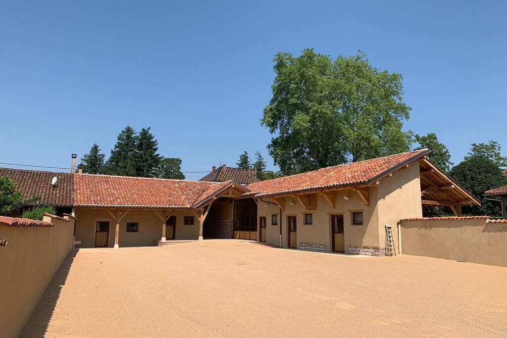 Villa Ancien Haras Refait A Neuf A 3 Km De Vonnas Exterior foto
